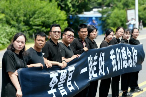 （晚报）送别战友(分离图)（晚报）送别战(3652142)-20230810083020