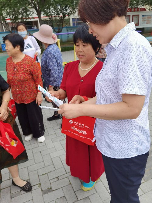  江苏银行连云港赣榆支行尽力开展数字人民币宣传运动