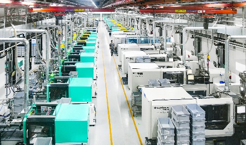 菲尼克斯新一代智能工厂内，机器人实现了从接单到交付的全程无人化生产。南京日报/紫金山新闻记者 冯芃 摄