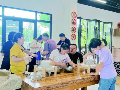 游客体验豆浆制作。固城湾景区供图