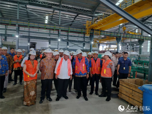 巴苏基、纳纳·苏贾纳、王德武、叶带凤等中印尼人士视察工厂。人民网记者 李培松摄
