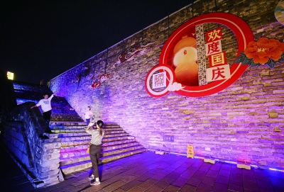 这个假期，解放门夜游恢复开放，沉浸式光影秀“筑影台城”正式开启。 南京日报/紫金山新闻记者 徐琦 摄 