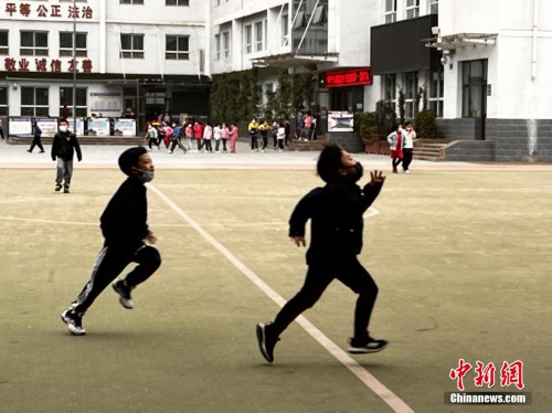 图为兰州市城关区南河小学，学生们在课间玩耍。 九美旦增 摄