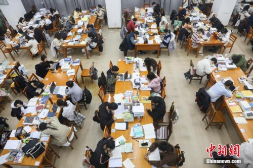 资料图：众多考研学生在南昌大学图书馆的自习室内复习备考。刘力鑫 摄