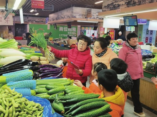 　　孩子们跟着老师和老农逛菜场识春菜。　　通讯员　　王乐言摄