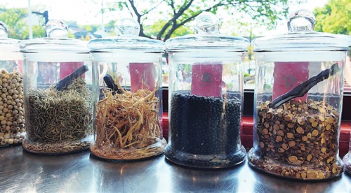 吧台上陈列的中药药材。记者 李浛芃摄