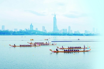 5月31日,玄武湖上,18支队伍展开龙舟竞渡的激烈比拼。 通讯员 常成 南京日报/紫金山摄影记者 孙中元 摄