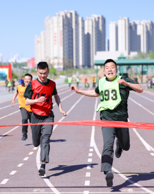 3-2 武警 于宏涛21图为官兵为精彩赛程喝彩 (2).jpg