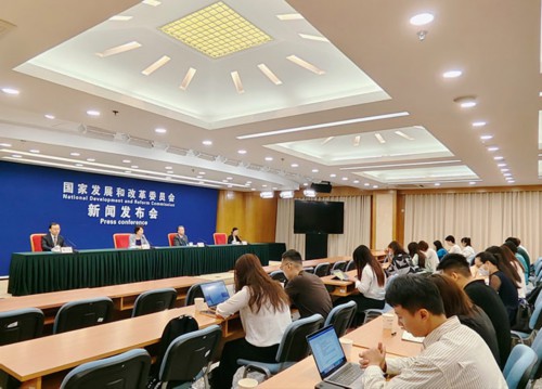 国家发展改革委8月1日召开专题新闻发布会。人民网记者 许维娜摄