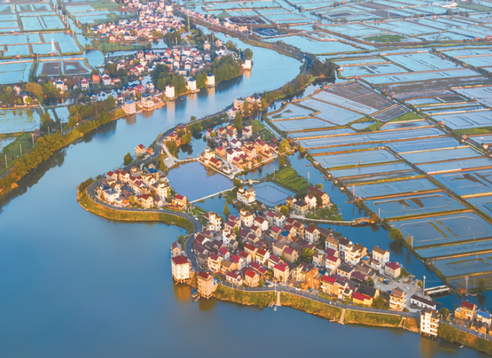 《一湾碧水绕家园》 南京 刘亭 摄