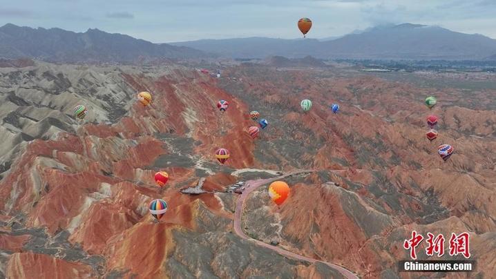 甘肃张掖七彩丹霞“邂逅”热气球