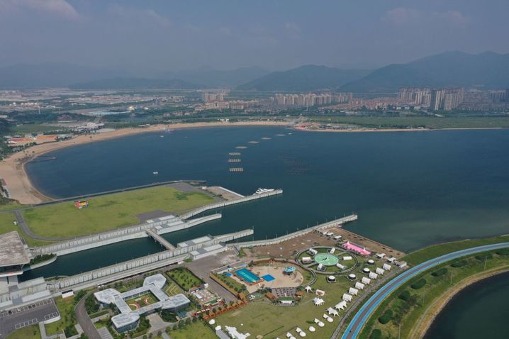鸟瞰梅山湾沙滩公园（8月9日摄，无人机照片）。 新华社记者 黄宗治 摄