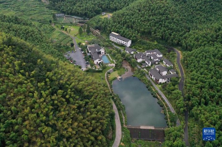 安吉县山川乡大里村的民宿酒店（8月6日摄，无人机照片）。新华社记者 黄宗治 摄