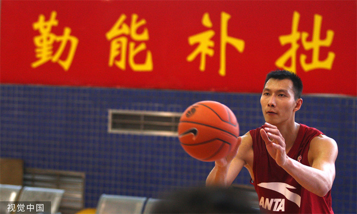 2011年11月11日，东莞，11/12CBA，广东宏远训练备战新赛季。

易建联。