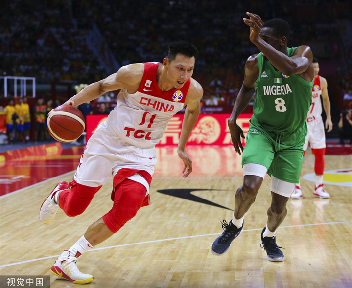 2019年9月8日，广东广州，2019男篮世界杯17-32名排位赛，中国Vs尼日利亚。

易建联带球突破。