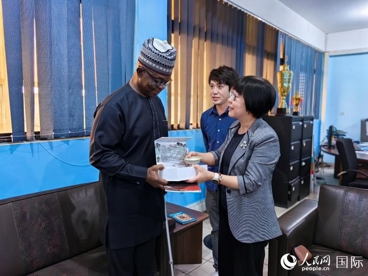 人民网监事会主席唐维红（右一）带队访问尼日利亚通讯社，与该社总裁布克&middot;庞勒（左一）交流。人民网记者 陈星星摄