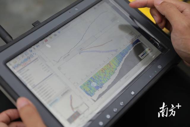 省水文局梅州水文分局水文情报预报中心工作人员在三河坝断面开展水文监测 张令摄 