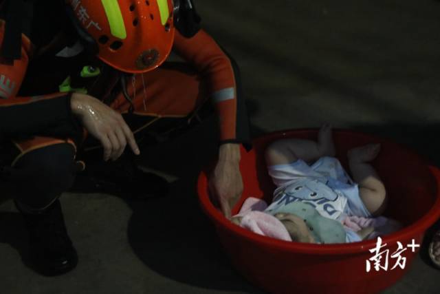 救援人员深入梅州各地洪水严重的地方开展救援 李永智摄 