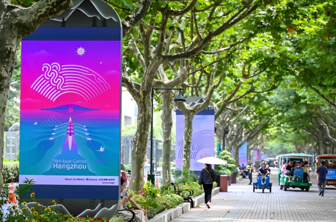 图片杭州湖滨路步行街的超大电子屏 图源：潮新闻