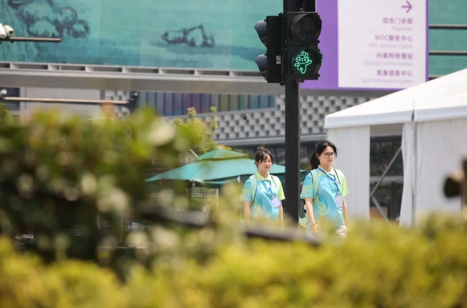 杭州亚运会吉祥物"三小只"化身交通信号灯 图源：视觉中国