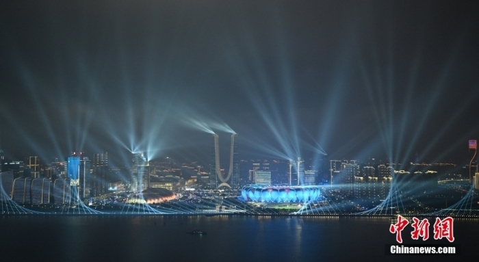 9月23日，杭州第19届亚运会开幕式在浙江杭州奥体中心体育场举行。图为璀璨灯光秀点亮钱塘江夜空。中新社记者 王刚 摄
