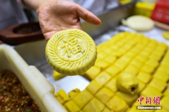 资料图：山西省太原市一月饼店，工作人员用传统技艺制作手工月饼。 中新社记者 武俊杰 摄