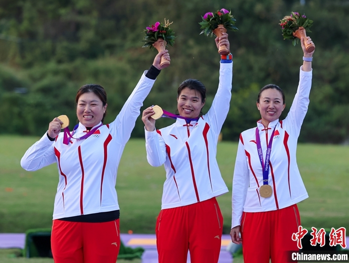 图为中国队在颁奖仪式上。 中新社记者 贾天勇 摄 图为中国队在颁奖仪式上。 中新社记者 贾天勇 摄