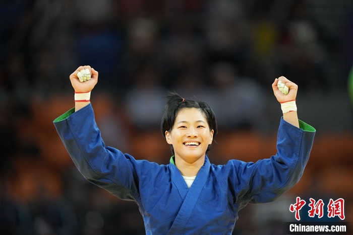 图为于丹情庆祝胜利。中新社发 史春阳 摄 图为于丹情庆祝胜利。中新社发 史春阳 摄