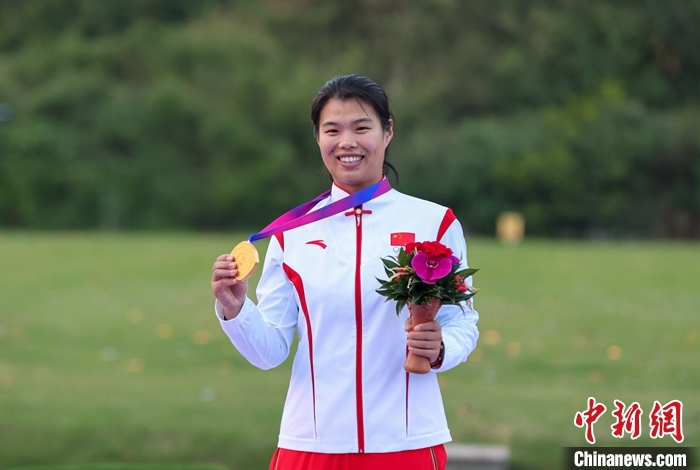 图为张鑫秋展示奖牌。 中新社记者 贾天勇 摄
图为张鑫秋展示奖牌。 中新社记者 贾天勇 摄