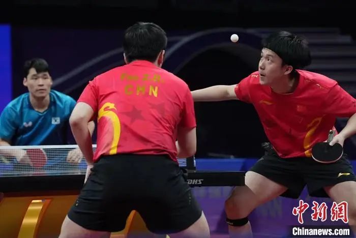 图为樊振东王楚钦比赛中。中新社记者田博川 摄 图为樊振东王楚钦比赛中。中新社记者田博川 摄
