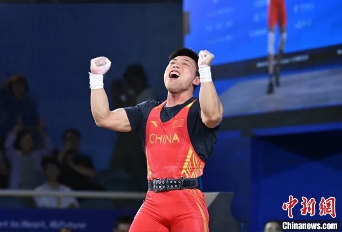 图为谌利军在挺举环节试举180公斤成功后庆祝。中新社记者 骆云飞 摄 图为谌利军在挺举环节试举180公斤成功后庆祝。中新社记者 骆云飞 摄