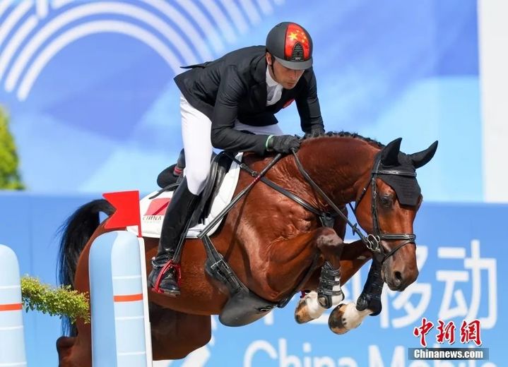 图为中国选手华天在比赛中。 图为中国选手华天在比赛中。