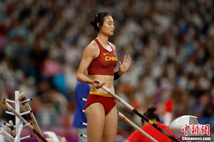 图为李玲在进行跳前准备。 中新社记者 富田 摄 图为李玲在进行跳前准备。 中新社记者 富田 摄