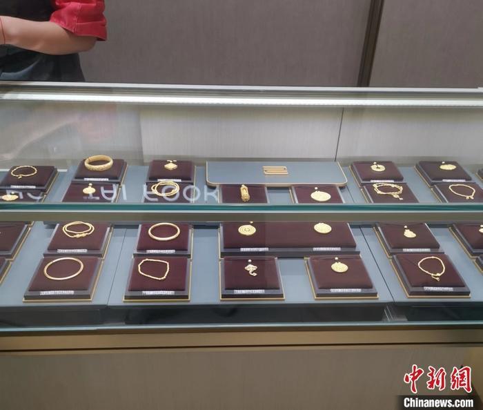 周大福某门店摆放的金饰品。 中新网记者 谢艺观 摄 周大福某门店摆放的金饰品。 中新网记者 谢艺观 摄