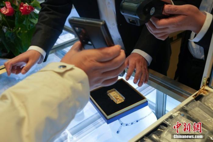 资料图:顾客在现场扫码购买冰雪竞技金条。 中新社记者 崔楠 摄 资料图:顾客在现场扫码购买冰雪竞技金条。 中新社记者 崔楠 摄