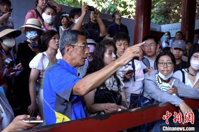西安“导游爷爷”杨建:用生动形象的方式为游客讲述历史故事_荔枝网新闻