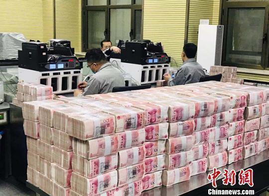 资料图:银行点钞员在工作。艾庆龙 摄
资料图:银行点钞员在工作。艾庆龙 摄