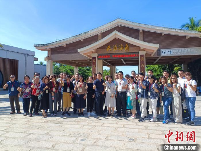 10月28日,台湾屏东地区民间人士交流团在海南三亚参访合影。张月和 摄