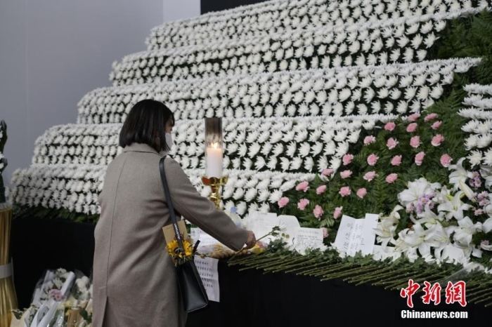 当地时候11月1日23时45分许，韩国环球在位于首尔广场的集体焚香所吊唁梨泰院踩踏事故遭难者。 中新社记者 刘旭 摄