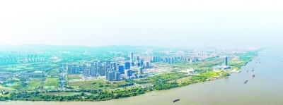 俯瞰南京江北新区长江岸线。南京日报/紫金山新闻记者 孙中元 摄