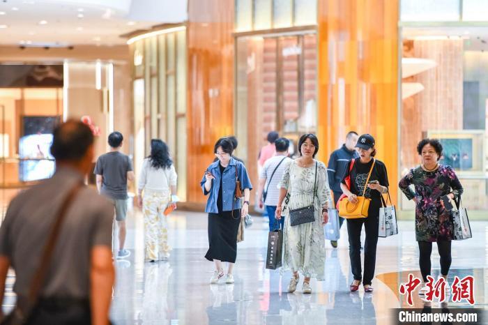 图为顾客在cdf海口国际免税城内选购商品。中新网记者骆云飞 摄