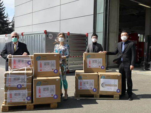 托马斯·拉贝和海德堡市政府代表接受物资捐赠 图片