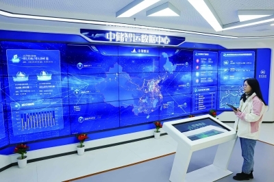 位于南京鼓楼区的中储智运隶属于央企中国物流集团，是一家全国性的数字物流基础设施平台，提供物流、商贸、金融等集成的数字供应链综合解决方案。图为工作人员在中储智运数据中心查看实时数据。 南京日报/紫金山新闻记者 徐琦 摄