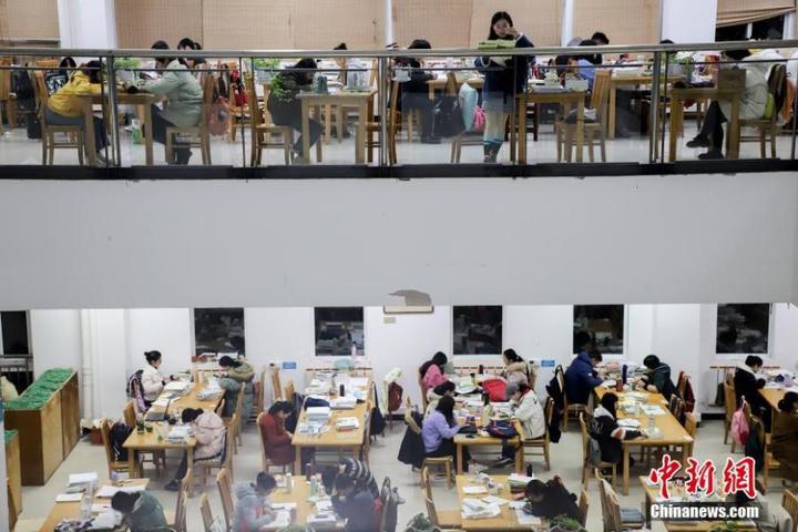 料图：考研学生在贵州民族大学逸夫图书馆看书复习。中新社记者 瞿宏伦 摄