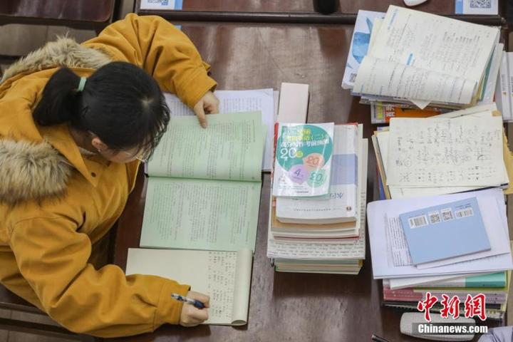 资料图“”一位考研学生在南昌大学图书馆的自习室内复习备考。刘力鑫 摄