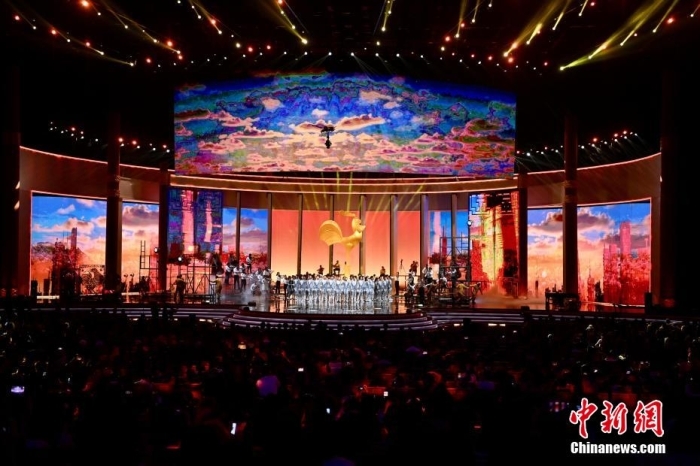 11月4日晚，第36届中国电影金鸡奖颁奖典礼暨2023年中国金鸡百花电影节闭幕式在福建厦门举行。图为颁奖典礼现场。中新网记者 王东明 摄