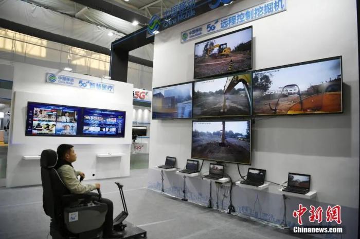 资料图：2019“一带一路”中国(吉林)安全与应急产业博览会在长春市举行。图为5G远程控制挖掘机演示。中新社记者 张瑶 摄