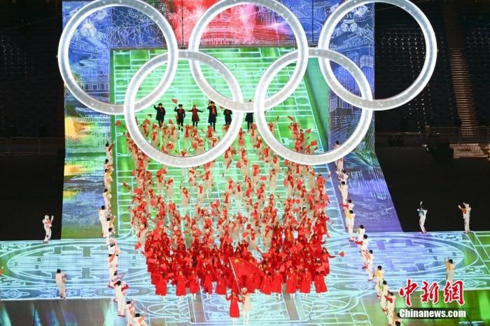 资料图：2022年2月4日晚，北京冬奥会开幕式在北京国家体育场举行，中国代表团入场。 中新社记者 毛建军 摄