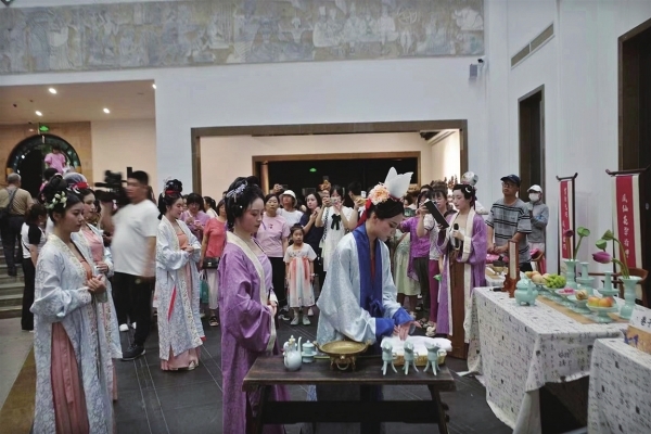 去年暑期，9家博物馆服务时间延长至21点，吸引更多观众走进博物馆。□记者 朱执竞 摄