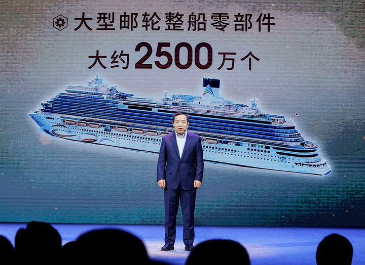 “爱达·魔都号”总设计师陈刚现场讲述。活动主办方供图